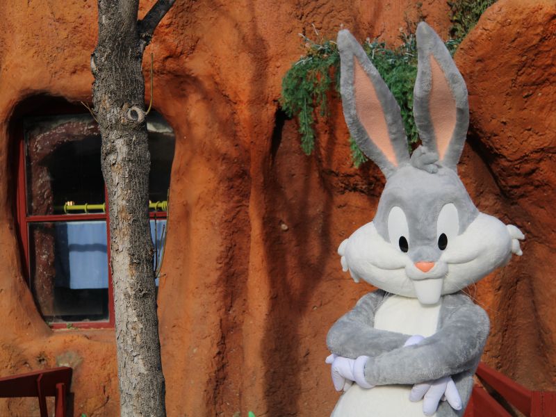 Bugs Bunny en la entrada de Parque Warner. Descubre la app
